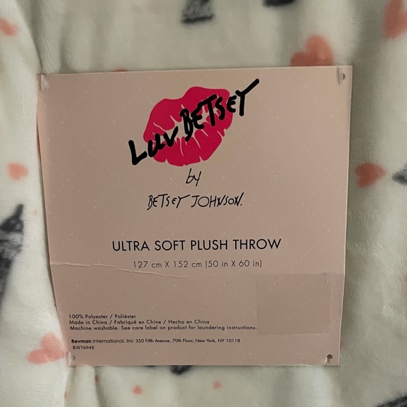 Betsey Johnson Plush Throw Blanket - Picture 2 of 3